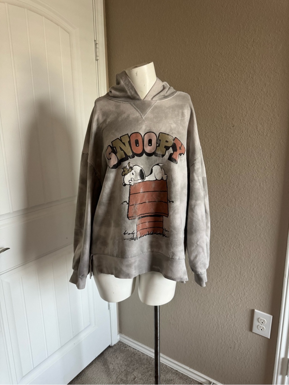 Peanuts Snoopy Crewneck Sweatshirt - Gray & Brown Graphic